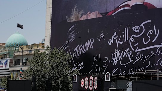 Un cartellone pubblicitario raffigurante il presidente americano Donald Trump disteso in quella che sembra essere una bara.