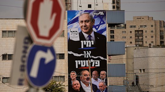 Un cartellone pubblicitario del partito Likud a Gerusalemme che raffigura il primo ministro israeliano Benjamin Netanyahu insieme ai leader del partito di opposizione prima delle elezioni generali israeliane. Lo slogan ebraico recita “Diritto o Palestina”.