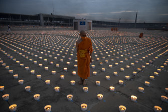 Mercoledì i monaci buddisti principianti accendono 180.000 candele durante la celebrazione del Vesak Day presso il tempio Wat Phra Dhamakaya, alla periferia di Bangkok.  I fedeli hanno dovuto partecipare alla cerimonia tramite Zoom quest'anno a causa di COVID-19.