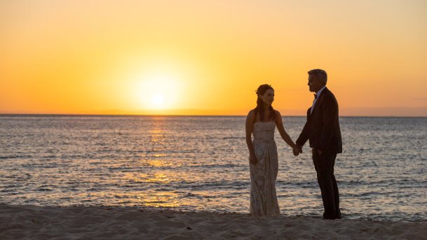 Spectacular sunsets: Kaitlyn Dever and George Clooney in Ticket to Paradise.