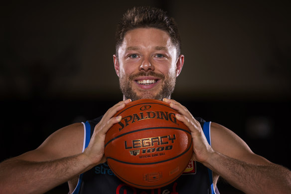 Matthew Dellavedova joins NBL side Melbourne United on three-year deal