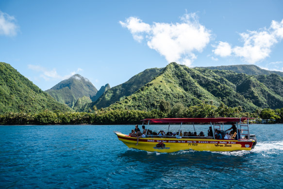 A step back in time: Tahiti Iti, connected by boat or bridge.