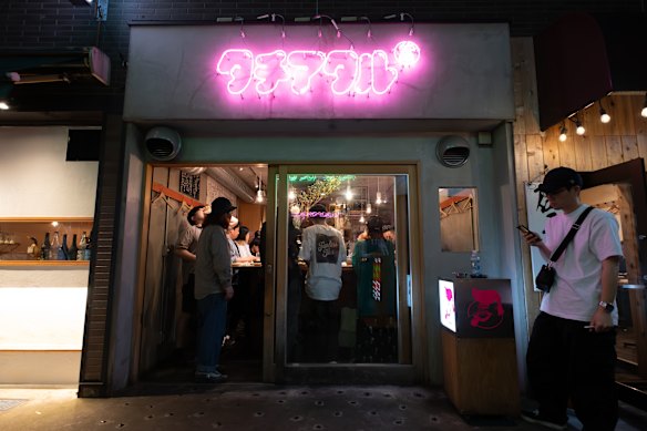 Tachiataru: Standing room only.