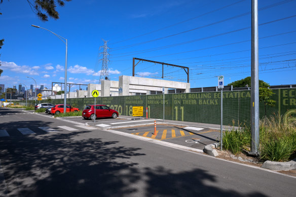 The green flood wall in Kensington protecting the rail tunnel behind it.