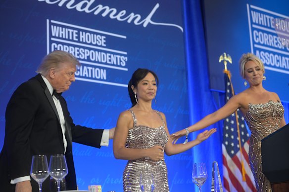 今年初めにドナルド・トランプ氏と恒例のホワイトハウス特派員協会夕食会に出席したジャッキー・ハインリッヒさん（右）。