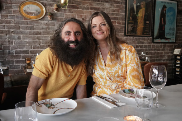 Costa Georgiadis and Julia Zemiro team up for an episode of Home Delivery.