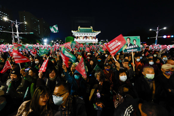 周四，民进党的支持者参加在台北举行的政治集会。 
