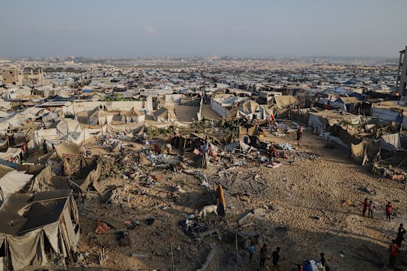 Os palestinos para inspecionar um local atingido por Bombard israelense no Muwasi.