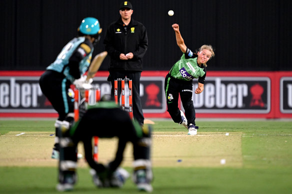 Milly Illingworth bowls for the Stars against the Heat.