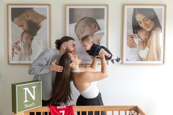 Rupen e Jessica Sarkissian com seu filho Noah, de quatro meses. 