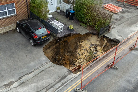 Le gouffre sur la route à Godstone, en Angleterre. Un deuxième trou est apparu et le conseil du comté a déclaré un incident majeur.