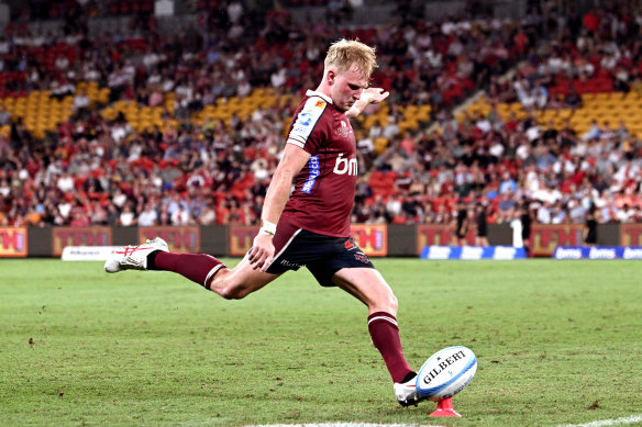 Tom Lynagh kicks a conversion