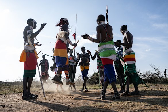 Aldeões nômades apresentam danças tradicionais.