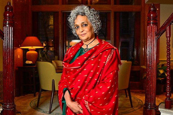 작가이자 활동가인 아룬다티 로이(Arundhati Roy)는 심사위원장 빔 벤더스(Wim Wenders)의 발언에 따라 베를린 영화제에서 기권했습니다.