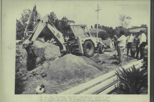 Police supervise excavations on a block of land in Harrison Street, Willagee, in their search for further bodies following the arrest of David and Catherine Birnie.