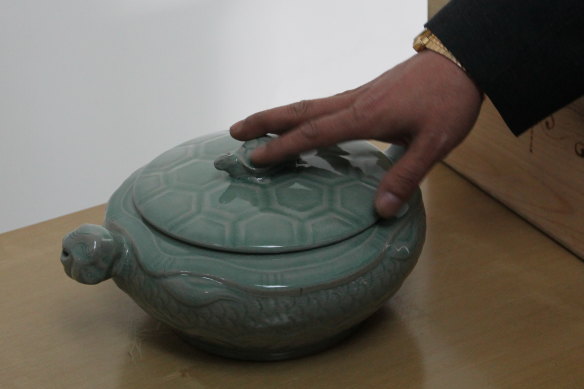 A pot used to transport the turtles to restaurants in China. 