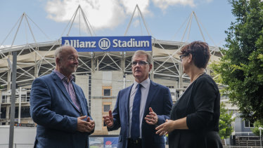 Former government architect, Andrew Anderson with Labor leader Michael Daley and his deputy Penny Sharpe outside Allianz Stadium on Tuesday.