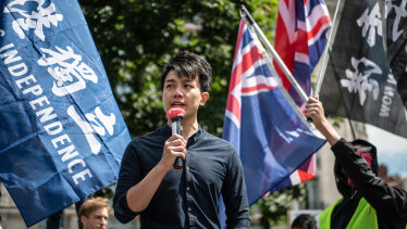 El activista Finn Lau habla en un mitin por la democracia de Hong Kong en Londres. 