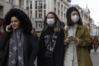 英國倫敦牛津街上的人們，儘管 COVID 率飆升，但免費的普遍檢測已經結束。 