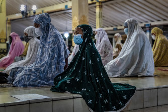 Muslim Indonesia mengenakan masker pelindung selama bulan suci Ramadhan.