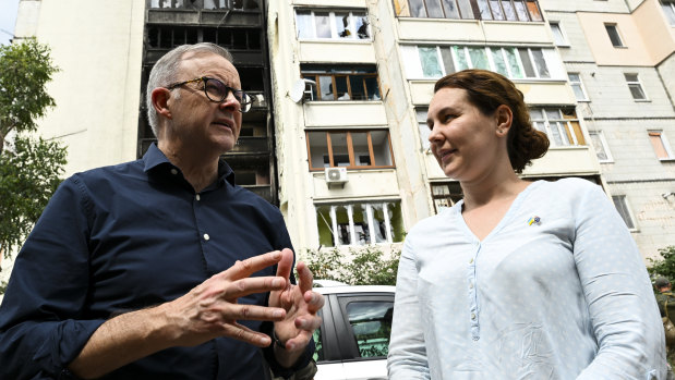 Başbakan Anthony Albanese, Kiev'deki yıkılan evinin yakınında Avustralya Büyükelçiliği çalışanı Nadiia Teriokhina ile görüştü.
