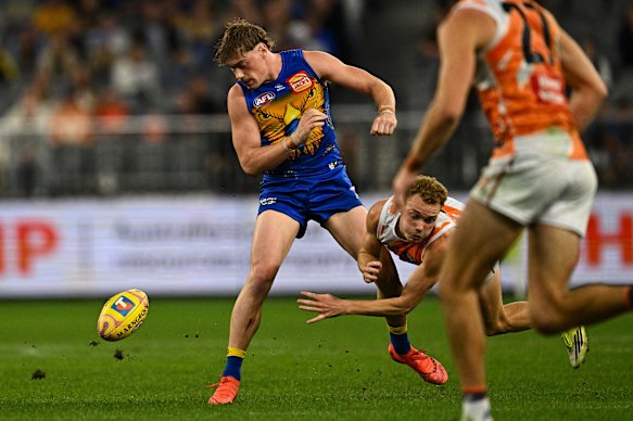 Harley Reid collides with Ryan Angwin of the Giants.