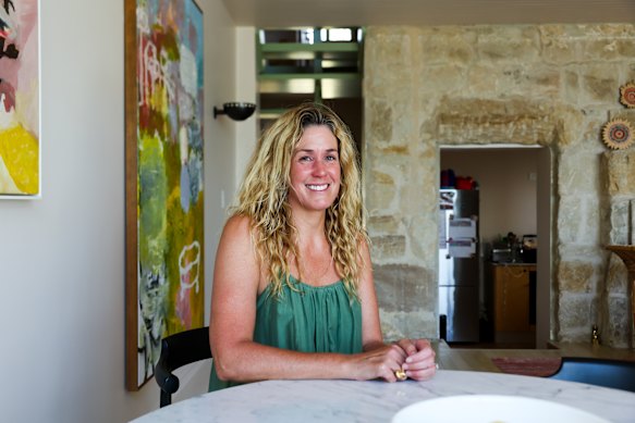 A designer de interiores Juliette Arent em sua casa em Brontë, tombada como patrimônio histórico, que estava cheia de mofo quando ela a comprou. Medidas extremas foram tomadas para melhorar a ventilação e eliminar a umidade.