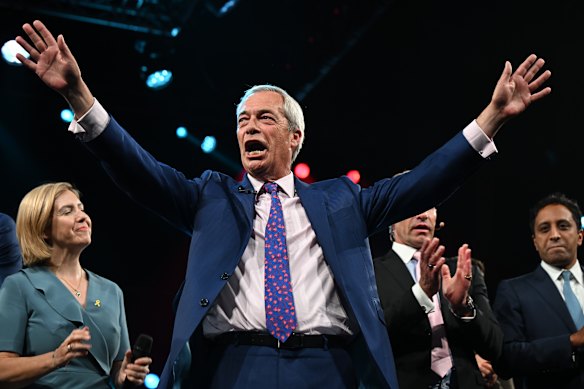 O líder da Reforma do Reino Unido Nigel Farage aborda os delegados na conferência do partido no sábado.