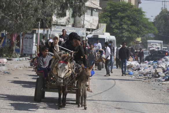 Palestinians flee from northern Gaza to the south.