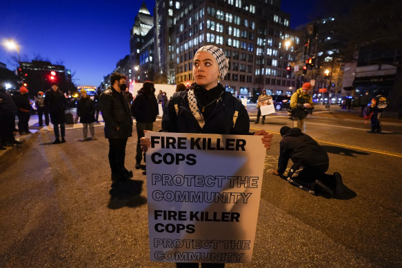 示威者周五聚集在华盛顿，抗议 Tire Nichols 的死，他在 1 月 7 日被孟菲斯警察殴打后死亡。