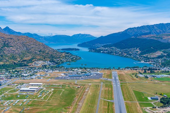 No takeoff – Queenstown, Lake Wakatipu and the airport.