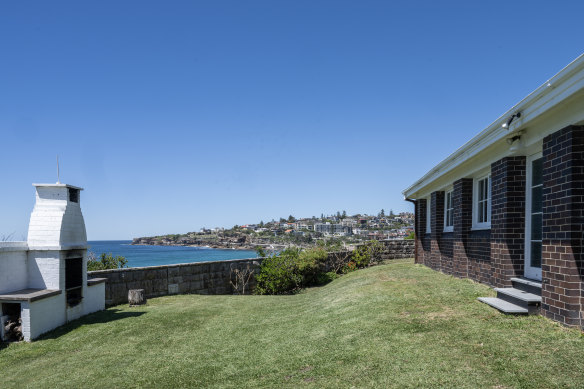 The Tamarama house Lang Syne is set on the headland above the beach on a 1100 square metre parcel.