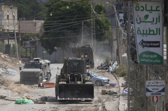 Un bulldozer des forces israéliennes se déplace dans une rue lors d'une opération militaire dans le camp de réfugiés d'Al-Faraa en Cisjordanie.