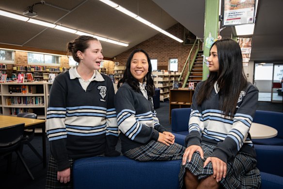 英语语言测试学生 Laila Graham、Stephanie Chow 和 Serina Surti 表示，该测试很容易适应他们准备好的答案。 