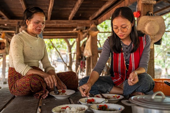Kary com sua mãe Taby. Taby se casou aos 14 anos, mas Kary conseguiu continuar na escola e evitar o casamento infantil.