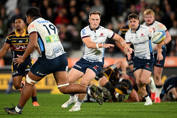 Jack Bowen passing the ball against the Highlanders.