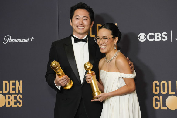 Beef actors Steven Yeun and Ali Wong with their Golden Globes.
