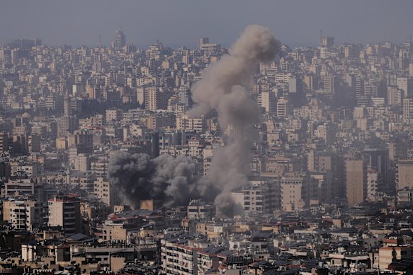 تصاعد الدخان بعد هجمة جوية إسرائيلية في الضاحية الجنوبية لبيروت، لبنان يوم الثلاثاء، 3 مارس.