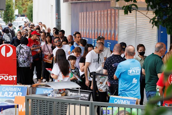The busy early voting queue.