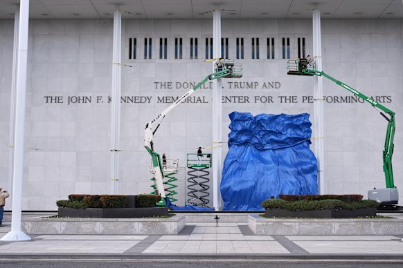 Nova sinalização adicionando o nome de Trump ao Kennedy Center em Washington foi revelada na semana passada.