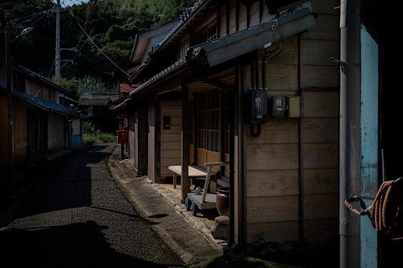 A Ilha Tebajima é repleta de antigas casas de madeira, muitas delas datadas de um século da era Meiji, no Japão. 