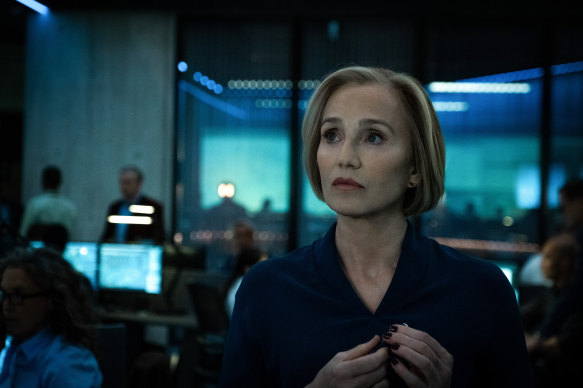 Kristin Scott Thomas a “Lady Di” (Diana Taverner), MI5’s cool but formidable MI5 boss.