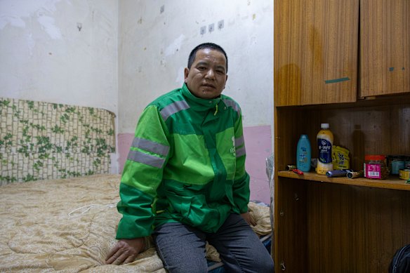 Mu Jie, 49 anni, guadagna poco più di 1,20 dollari a ordine come autista per la piattaforma di consegna istantanea di generi alimentari Xiaoxiang a Pechino.