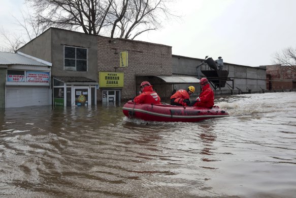 Floods have sparked evacuations of thousands in the Orenburg region, 1200 km south-east of Moscow after a dam on the river burst last week under the pressure of surging waters.