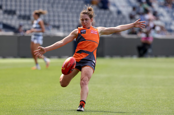 Jodie Hicks lets fly for the Giants during their win over Geelong on Saturday.