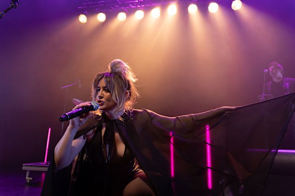 Sheridan Harbridge em ação como a líder do Divinyls, Chrissy Amphlett.