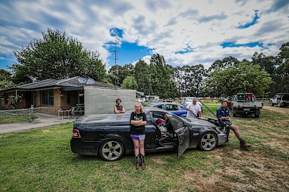Bailey, Nala, Wayne e Hayden Clissold prepararam-se para ficar e defender a sua casa na terça-feira.