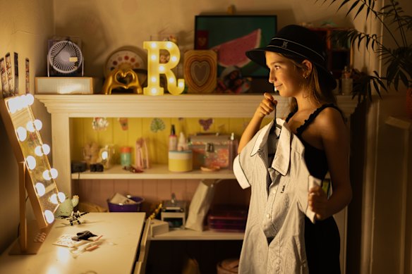 Ruby Arnott, 10 anos, se prepara para seu primeiro dia no Newington College na última quarta-feira.