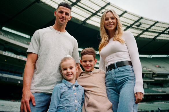 Scott Pendlebury with his wife Alex and children Darcy and Jax.