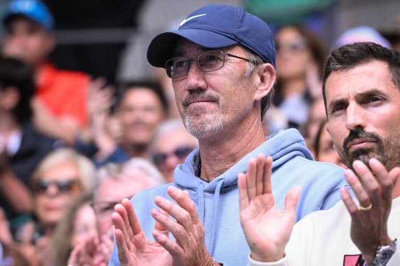 Tennis greybeard Darren Cahill is working alongside Jannik Sinnner’s long-term coach Simone Vagnozzi.